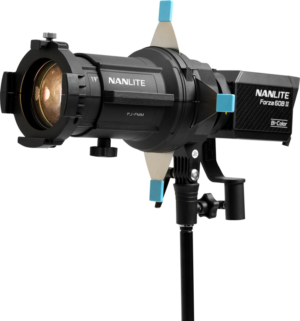 800q-001_124797 The NANLITE Forza 60B II LED Bi-color 19° and 36° projection mount LED luminaire, equipped with barn doors and mounted on a stand, is displayed against a plain background.