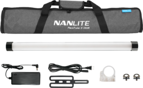 800q-001_124985 NANLITE PavoTube II 15XR 1KIT LED-putkivalaisin, jossa on kantolaukku, virtalähde, kiinnityskannattimet, hihnat, klipsit ja käyttöohje, on järjestetty siististi valkoiselle taustalle.