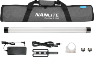 800q-001_124985 NANLITE PavoTube II 15XR 1KIT LED-putkivalaisin, jossa on kantolaukku, virtalähde, kiinnityskannattimet, hihnat, klipsit ja käyttöohje, on järjestetty siististi valkoiselle taustalle.