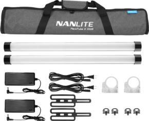 800q-001_124986 NANLITE PavoTube II 15XR 2KIT LED-putkivalosarja sisältää kaksi putkea, sovittimet johdoilla, kirkkaat kiinnikkeet, kiinnitysklipsit ja harmaan kantolaukun, jotka on järjestetty siististi valkoisella pohjalla.