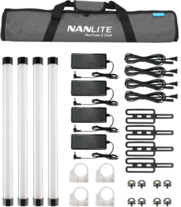 800q-001_124987 NANLITE PavoTube II 15XR 4KIT LED-putkivalo sisältää neljä putkivaloa, neljä virtalähdettä johdoilla, kahdeksan kiinnityskorvaketta, neljä kirkasta kiinnitysklipsiä, kahdeksan ruuvia ja pehmustetun kantolaukun.