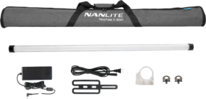 800q-001_124989 NANLITE PavoTube II 30XR 1KIT LED-putkivalo sisältää harmaan kantolaukun, putkivalon, virtasovittimen ja kaapelin, kiinnityskannattimen, läpinäkyvän kiinnittimen ja kaksi metallista kiinnitysrengasta, kaikki kuvassa valkoisella pohjalla.