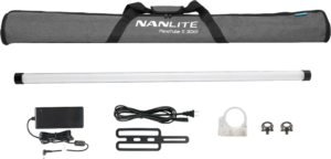 800q-001_124989 NANLITE PavoTube II 30XR 1KIT LED-putkivalo sisältää harmaan kantolaukun, putkivalon, virtasovittimen ja kaapelin, kiinnityskannattimen, läpinäkyvän kiinnittimen ja kaksi metallista kiinnitysrengasta, kaikki kuvassa valkoisella pohjalla.