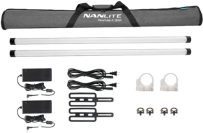 NANLITE PavoTube II 30XR 2KIT LED-putkivalosarja, joka sisältää kaksi putkivaloa, harmaan kantolaukun, adapterit johtoineen, kiinnikkeet, metallilevyt ja kiinnikkeet, on siististi esillä valkoisella pohjalla.