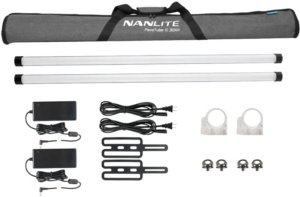 800q-001_124990 NANLITE PavoTube II 30XR 2KIT LED-putkivalosarja, joka sisältää kaksi putkivaloa, harmaan kantolaukun, adapterit johtoineen, kiinnikkeet, metallilevyt ja kiinnikkeet, on siististi esillä valkoisella pohjalla.