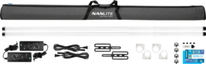 800q-001_124993 NANLITE PavoTube II 60XR 2KIT-S LED-putkivalosarja sisältää kaksi LED-putkea, harmaan kantolaukun, kaksi virtalähdettä johtoineen, kiinnikkeet, kiinnittimet, ruuvit, kaukosäätimen ja käyttöohjeet valkoisella pohjalla.