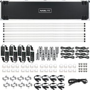 800q-001_124995 NANLITE PavoTube II 60XR 8KIT LED-putkivalo sisältää kahdeksan putkivaloa, virtasovittimet, kiinnikkeet, pidikkeet, kaapelit ja lisävarusteet, jotka kaikki on järjestetty siististi mustaan NANLITE-kantolaukkuun.