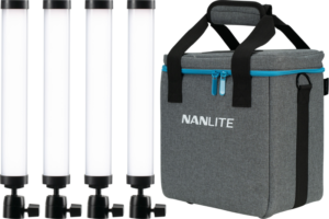 800q-001_126242 Neljä NANLITE Pavotube II 6C LED-valopalkkia seisoo pystysuorassa harmaan vetoketjullisen kantolaukun vieressä, jossa on mustat kahvat ja sininen vetoketju ja joka sisältyy NANLITE Pavotube II 6C - 4 valopakkaukseen laukun kanssa.