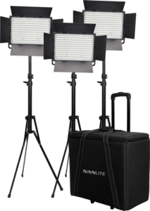 800q-002_117094 NANLITE 3 Light Kit 900CSA sisältää kolme LED-paneelia säädettävissä jalustoissa, jotka on sijoitettu mustan, pyörillä varustetun, Nanlite-brändillä varustetun vaunukotelon taakse valaistuslaitteiden kuljettamista varten.