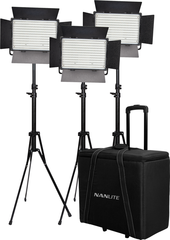 800q-002_117094 NANLITE 3 Light Kit 900CSA sisältää kolme LED-paneelia säädettävissä jalustoissa, jotka on sijoitettu mustan, pyörillä varustetun, Nanlite-brändillä varustetun vaunukotelon taakse valaistuslaitteiden kuljettamista varten.