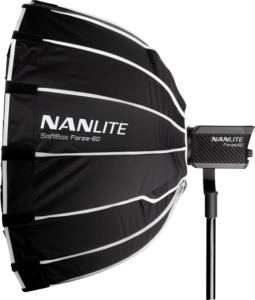 800q-01_111986 NANLITE Softbox 60cm FM-kiinnityksellä on kiinnitetty jalustalla olevaan studiovalaisimeen ja näytetään sivulta valkoista taustaa vasten.
