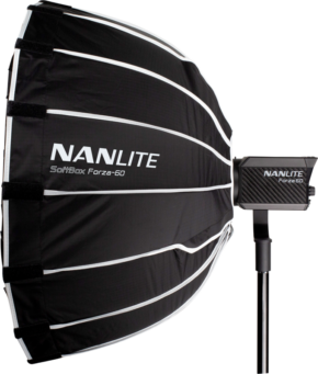800q-01_111986 NANLITE Softbox 60cm FM-kiinnityksellä on kiinnitetty jalustalla olevaan studiovalaisimeen ja näytetään sivulta valkoista taustaa vasten.