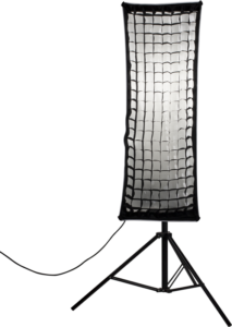 800q-01_111998 NANLITE Eggcrate grid for Softbox 45x110cm on kiinnitetty korkeaan suorakulmaiseen studiosoftboxiin mustalla jalustalla, jossa on virtajohto ja joka on asetettu valkoista taustaa vasten.