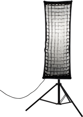 800q-01_111998 NANLITE Eggcrate grid for Softbox 45x110cm on kiinnitetty korkeaan suorakulmaiseen studiosoftboxiin mustalla jalustalla, jossa on virtajohto ja joka on asetettu valkoista taustaa vasten.