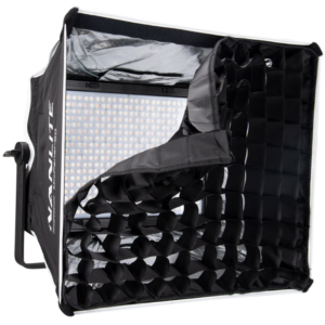 800q-01_112594 NANLITE Soft Box for Mixpanel 60 on esitetty osittain avattuna paljastaen sen sisätilat ja LED-lamppuja, ja sen sivussa on musta ristikkokiinnitys ja NANLITE-brändi.