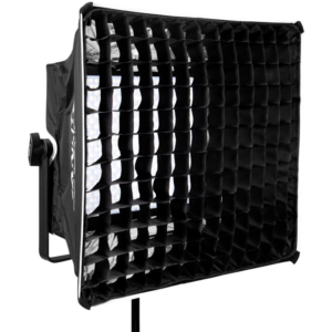 800q-01_112598 NANLITE Soft Box for Mixpanel 150, joka on kiinnitetty suorakulmaiseen LED-paneelivalaisimeen ja asennettu jalustalle, näkyy valkoista taustaa vasten. Softbox hajottaa ja ohjaa valotehoa.