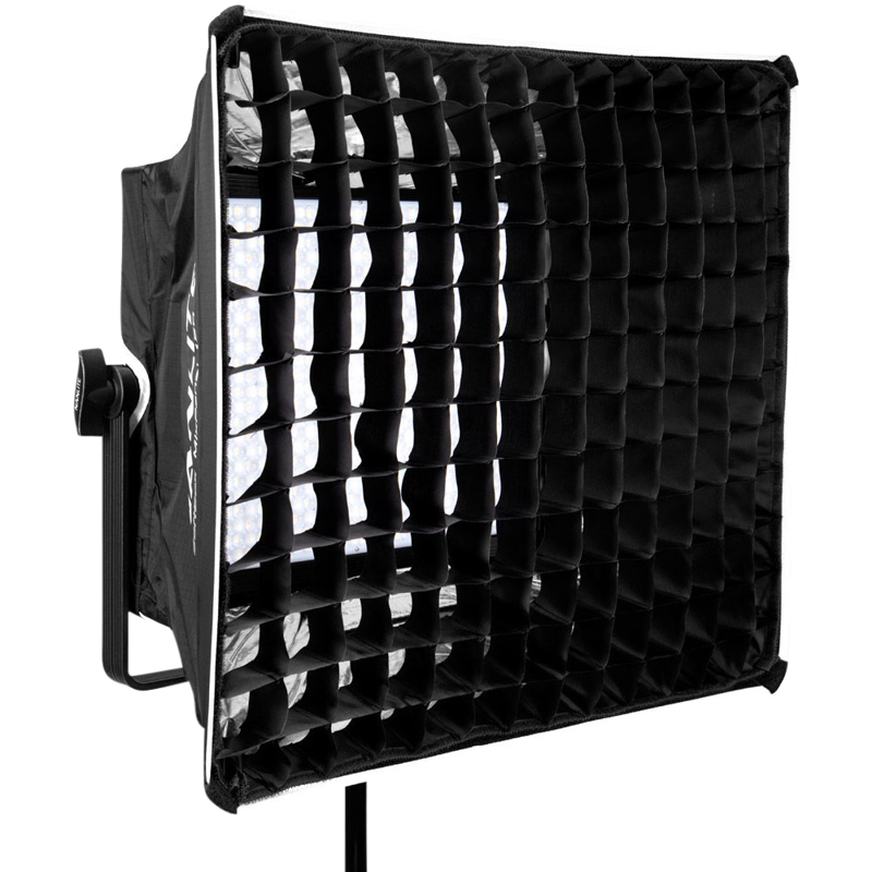 800q-01_112598 NANLITE Soft Box for Mixpanel 150, joka on kiinnitetty suorakulmaiseen LED-paneelivalaisimeen ja asennettu jalustalle, näkyy valkoista taustaa vasten. Softbox hajottaa ja ohjaa valotehoa.