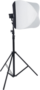 800q-01_114104 NANLITE LT-FMM-60 Lantern softbox (60cm, FM-kiinnitys) on esitetty mustalla valokuvausjalustalla, säädettävillä jalustajaloilla ja valkoisella läpikuultavalla etusumuttimella tavallista vaaleaa taustaa vasten.