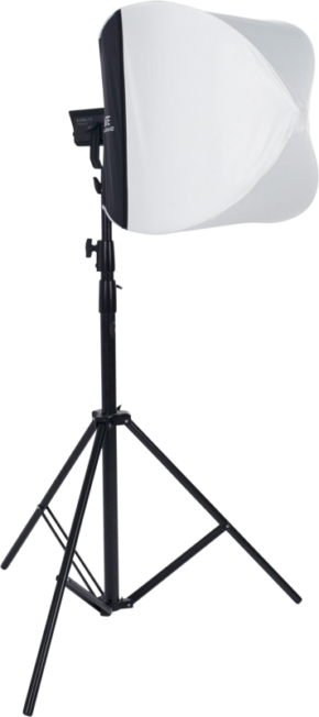 800q-01_114104 NANLITE LT-FMM-60 Lantern softbox (60cm, FM-kiinnitys) on esitetty mustalla valokuvausjalustalla, säädettävillä jalustajaloilla ja valkoisella läpikuultavalla etusumuttimella tavallista vaaleaa taustaa vasten.