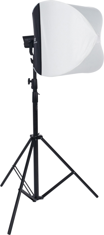 800q-01_114104 NANLITE LT-FMM-60 Lantern softbox (60cm, FM-kiinnitys) on esitetty mustalla valokuvausjalustalla, säädettävillä jalustajaloilla ja valkoisella läpikuultavalla etusumuttimella tavallista vaaleaa taustaa vasten.