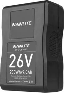 800q-01_114549 Musta NANLITE-akku V-mount 26V 230Wh, jonka merkintä on BT-V-26V230, sisältää 26V, 230Wh/9.0Ah, Max Discharge Current: 15A ja sertifiointikuvakkeet alaosassa.