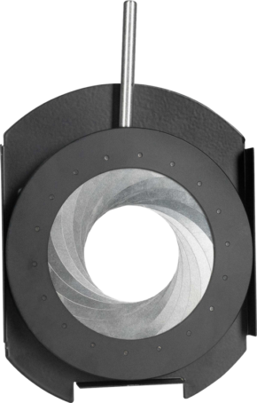 800q-01_115465 Lähikuva NANLITE Adjustable Iris Diaphragm for PJ-FMM: päällekkäiset metalliterät muodostavat pyöreän aukon, joka on asennettu mustaan pidikkeeseen, jonka yläreunasta ulottuu metallitanko.