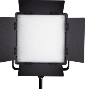 800q-01_116383 Nelikulmainen LED-studiovalaisin NANLITE 600CSA Bicolor LED Panel, jossa on neljä säädettävää lato-ovea, on asennettu mustaan jalustaan ja valaistu tavallista, vaaleaa taustaa vasten.