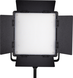 800q-01_116383 Nelikulmainen LED-studiovalaisin NANLITE 600CSA Bicolor LED Panel, jossa on neljä säädettävää lato-ovea, on asennettu mustaan jalustaan ja valaistu tavallista, vaaleaa taustaa vasten.