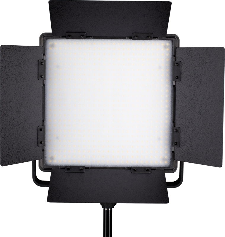 800q-01_116383 Nelikulmainen LED-studiovalaisin NANLITE 600CSA Bicolor LED Panel, jossa on neljä säädettävää lato-ovea, on asennettu mustaan jalustaan ja valaistu tavallista, vaaleaa taustaa vasten.