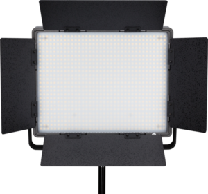 800q-01_116384 NANLITE 900CSA Bicolor LED Panel, suorakulmainen studiovalaisin, jossa on neljä säädettävää mustaa lato-ovea, on asennettu jalustalle ja näytetään eteenpäin päin LEDit valaistuina.