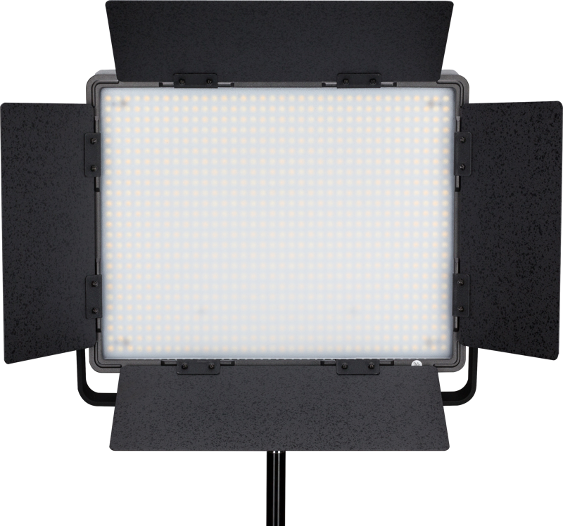 800q-01_116384 NANLITE 900CSA Bicolor LED Panel, suorakulmainen studiovalaisin, jossa on neljä säädettävää mustaa lato-ovea, on asennettu jalustalle ja näytetään eteenpäin päin LEDit valaistuina.