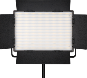 800q-01_116386 NANLITE 1200DSA 5600K LED-paneeli DMX-ohjauksella, suorakulmainen studiovalo, jossa on neljä säädettävää mustaa lato-ovea ja joka on asennettu jalustalle, on valaistu ja suunnattu eteenpäin tavallista taustaa vasten.