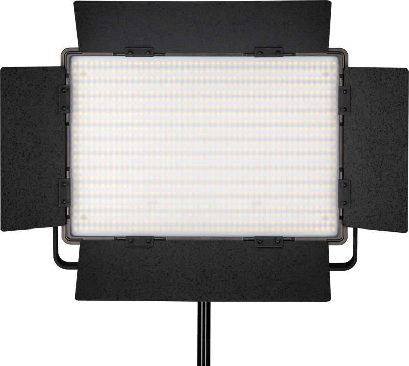 800q-01_116386 NANLITE 1200DSA 5600K LED-paneeli DMX-ohjauksella, suorakulmainen studiovalo, jossa on neljä säädettävää mustaa lato-ovea ja joka on asennettu jalustalle, on valaistu ja suunnattu eteenpäin tavallista taustaa vasten.
