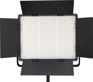 800q-01_116387 NANLITE 900DSA 5600K LED-paneeli DMX-ohjauksella, jossa on neljä säädettävää mustaa lato-ovea, on asennettu jalustalle, valaistu ja suunnattu eteenpäin tavallista taustaa vasten.