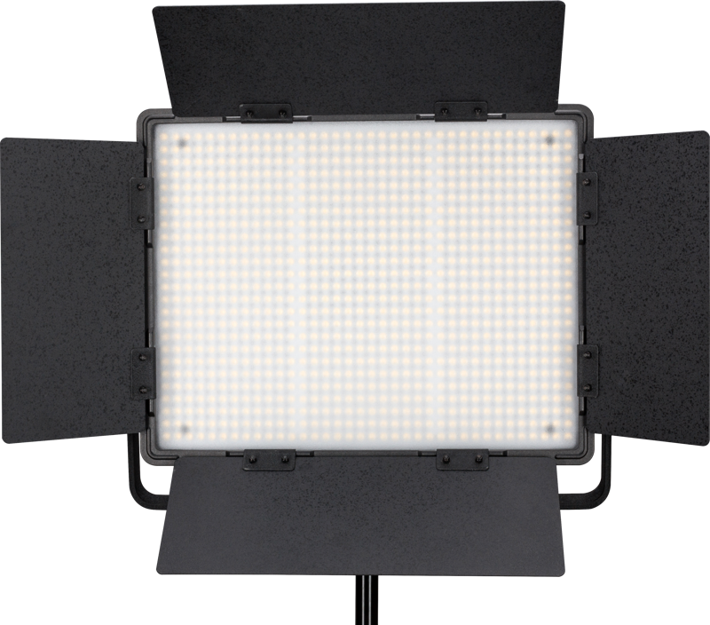 800q-01_116387 NANLITE 900DSA 5600K LED-paneeli DMX-ohjauksella, jossa on neljä säädettävää mustaa lato-ovea, on asennettu jalustalle, valaistu ja suunnattu eteenpäin tavallista taustaa vasten.