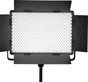 800q-01_116388 NANLITE 1200CSA Bicolor LED-paneeli, jossa on hunajakennoverkko ja säädettävät mustat lato-ovet, on asennettu jalustalle ja kytketty päälle, mikä antaa kirkkaan valaistuksen.