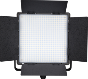 800q-01_116389 DMX-ohjauksella varustetussa NANLITE 600DSA 5600K LED-paneelissa on neliön muotoilu ja neljä säädettävää mustaa metallista lato-ovea, jotka on valaistu ja suunnattu eteenpäin tavallista taustaa vasten.