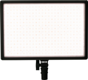 800q-01_116535 NANLITE MixPad 27C II RGBWW LED-paneelissa on suorakulmainen muotoilu mustalla kehyksellä, se on asennettu jalustalle ja hehkuu kirkkaasti lukuisilla pienillä valaistuilla lampuilla, jotka näkyvät sen pinnalla.