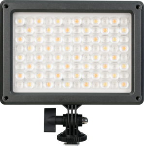800q-01_116536 NANLITE MixPad 11C II RGBWW LED-paneelissa on suorakulmainen muotoilu, jossa on useita pieniä LED-valoja ruudukossa, joka on asennettu säädettävään mustaan jalustaan tavallista taustaa vasten.