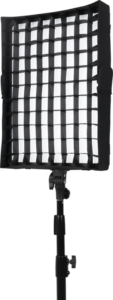 800q-01_116545 NANLITE Eggcrate for Compac 100/100B on kuvassa kiinnitettynä suorakulmaiseen studio-LED-paneeliin, joka on asennettu mustaan säädettävään jalustaan valkoista taustaa vasten.