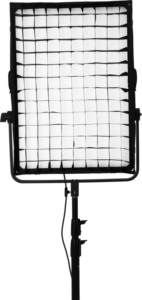 800q-01_116546 NANLITE Eggcrate for Compac 200/200B on suorakaiteen muotoinen studiossa käytettävä LED-valo, jossa on musta ritilähajotin, joka on asennettu säädettävään kolmijalkaiseen jalustaan ja suunnattu eteenpäin valkoista taustaa vasten.