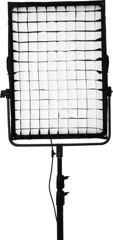 800q-01_116546 NANLITE Eggcrate for Compac 200/200B on suorakaiteen muotoinen studiossa käytettävä LED-valo, jossa on musta ritilähajotin, joka on asennettu säädettävään kolmijalkaiseen jalustaan ja suunnattu eteenpäin valkoista taustaa vasten.