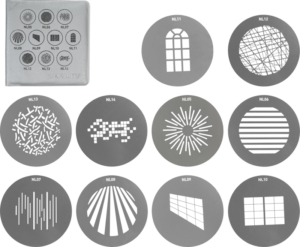 800q-01_117077 NANLITE GOBO Set 1 for PJ-FMM sisältää yksitoista pyöreää metallista sabluunaa, joissa on erilaisia geometrisia leikattuja kuvioita - viivoja, ristikoita, auringonpilkkuja, ikkunoita - järjestettynä ruudukkoon, jonka vasemmassa yläkulmassa on merkitty säilytyspussi.