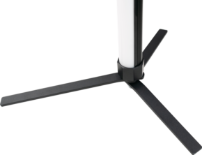Lähikuva NANLITE Floor Stand LS-FL-1/4 F for II 15X/30X -jalustasta, jossa näkyy sen musta kolmijalkainen jalusta, joka tukee pystytolppaa valkoista taustaa vasten.