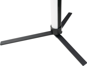 800q-01_117087 Lähikuva NANLITE Floor Stand LS-FL-1/4 F for II 15X/30X -jalustasta, jossa näkyy sen musta kolmijalkainen jalusta, joka tukee pystytolppaa valkoista taustaa vasten.