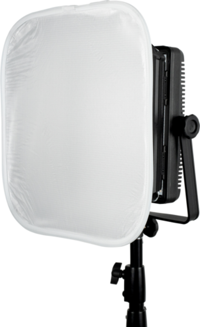 800q-01_117367 NANLITE Soft Box 600SA/CSA/DSA LED-paneeleille on kuvassa asennettuna mustaan säädettävään jalustaan, jossa on valkoinen diffuusioverkko ja joka on sijoitettu tavallista taustaa vasten.
