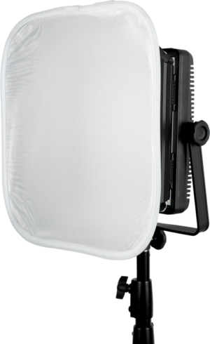800q-01_117367 NANLITE Soft Box 600SA/CSA/DSA LED-paneeleille on kuvassa asennettuna mustaan säädettävään jalustaan, jossa on valkoinen diffuusioverkko ja joka on sijoitettu tavallista taustaa vasten.