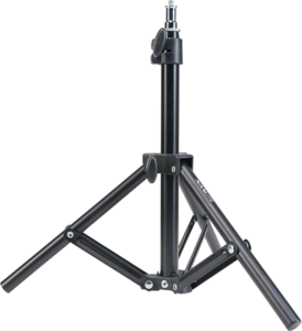 800q-01_117401 NANLITE LS-60 Light Stand on musta säädettävä kolmijalkainen kolmijalkainen jalusta, jossa on kolme levennettyä jalkaa ja keskimmäinen pystytolppa, kuvassa valkoista taustaa vasten.