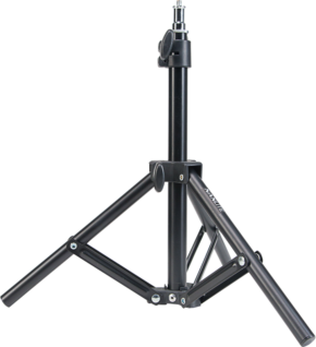 800q-01_117401 NANLITE LS-60 Light Stand on musta säädettävä kolmijalkainen kolmijalkainen jalusta, jossa on kolme levennettyä jalkaa ja keskimmäinen pystytolppa, kuvassa valkoista taustaa vasten.