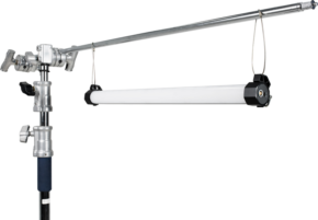 800q-01_117797 NANLITE Multi-angle Mount for PavoTube ripustaa putkenmuotoisen LED-valon vaakasuoraan metallisesta puomivarresta, joka on kiinnitetty tukevaan säädettävään jalustaan tavallista taustaa vasten.